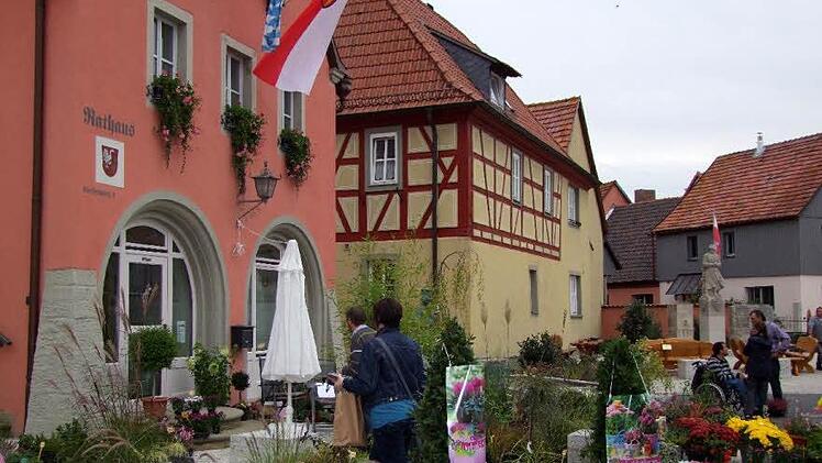 Die Straßen und Gassen von Rödelsee bieten das passende Ambiente für das Markttreiben.