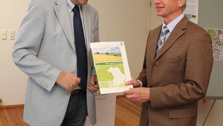 ... und Geldzusagen ausgehändigt.