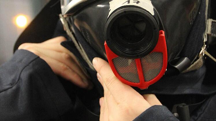...Maske luftdicht abschließen.