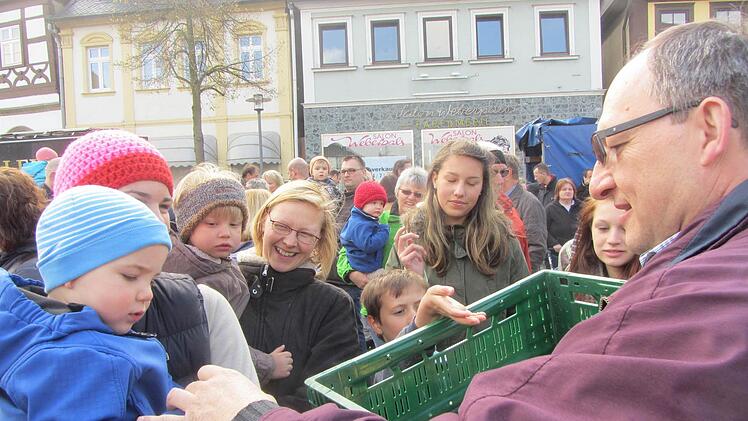 Der Leiter des Bauhofes Alois Neuhöfer half dem Osterhasen und verteilte Häschen und Süßigkeiten an die Kinder