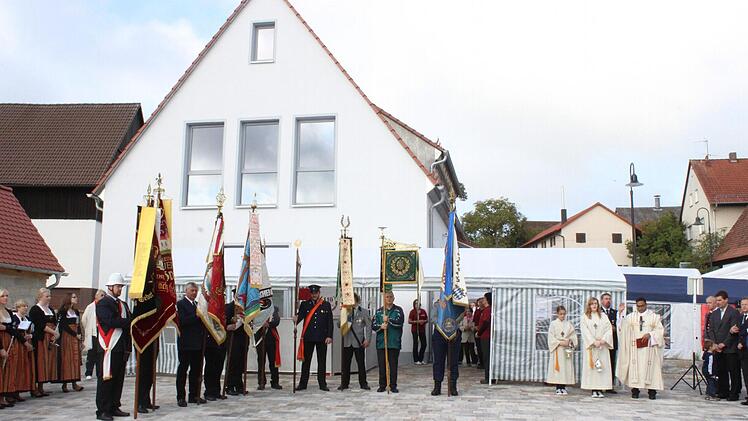 Kaplan Vincent Chettiar segnete das neue Feuerwehrhaus. Foto: fra-press