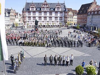 Blick über den Marktplatz. Die Schützenvereine aus der Region zogen durch die Stadt und holten am Rathaus die 300 Jahre alte Fahne ab. Fotos: Hagen Lehmann