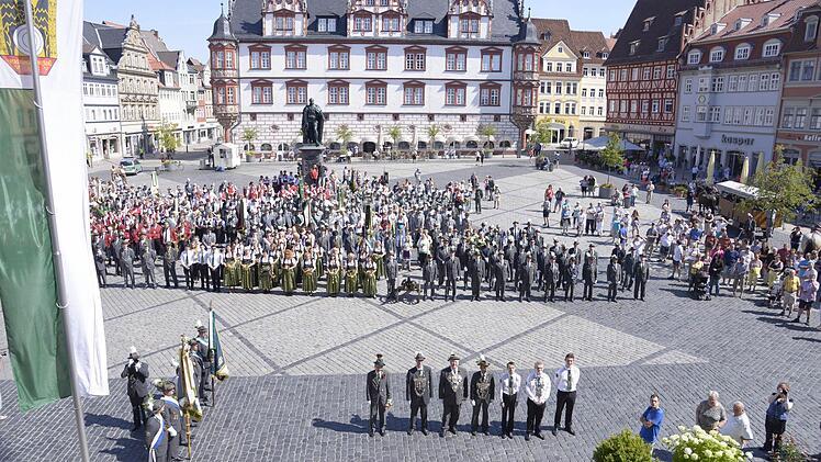 Blick über den Marktplatz. Die Schützenvereine aus der Region zogen durch die Stadt und holten am Rathaus die 300 Jahre alte Fahne ab. Fotos: Hagen Lehmann