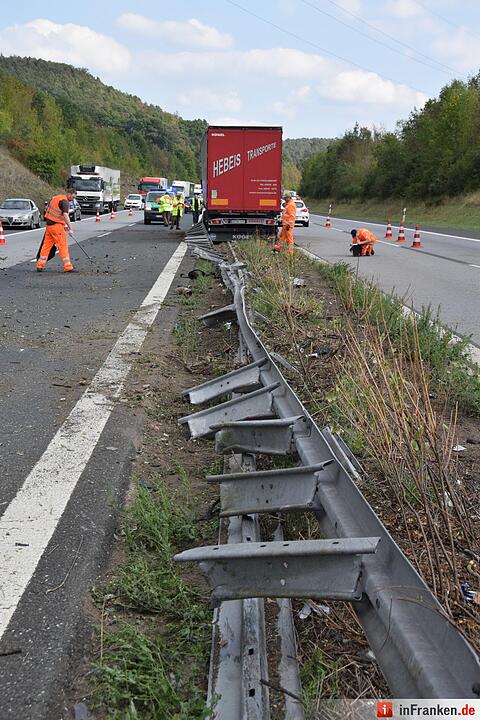 Reifenplatzer: Lkw walzt auf A70 Leitplanken nieder
