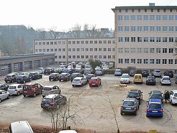 Auf dem Parkplatz für die Beschäftigten des Amtes für ländliche Entwicklung (Hintergrund) in der Bamberger Innenstadt entsteht ab Herbst ein Neubau für die Universität. Foto: Ronald Rinklef