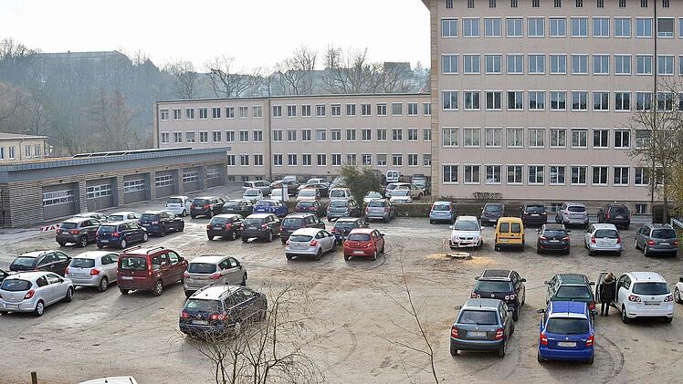 Auf dem Parkplatz für die Beschäftigten des Amtes für ländliche Entwicklung (Hintergrund) in der Bamberger Innenstadt entsteht ab Herbst ein Neubau für die Universität. Foto: Ronald Rinklef