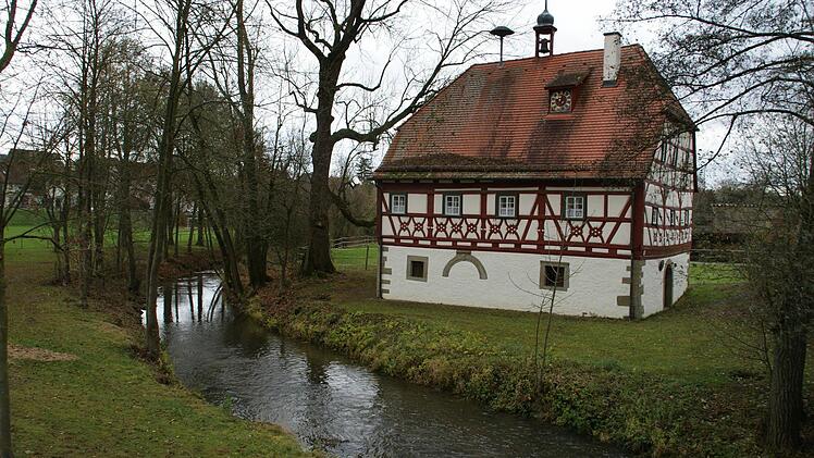 Das alte Rathaus in Sylbach, direkt an der Nassach gelegen, steht quasi symbolisch für die Hochwassergefahr des Haßfurter Stadtteils. In der Bürgerversammlung am Donnerstag war das Hochwasserkonzept der Stadt Haßfurt ein Thema. Foto: Sabine Weinbeer