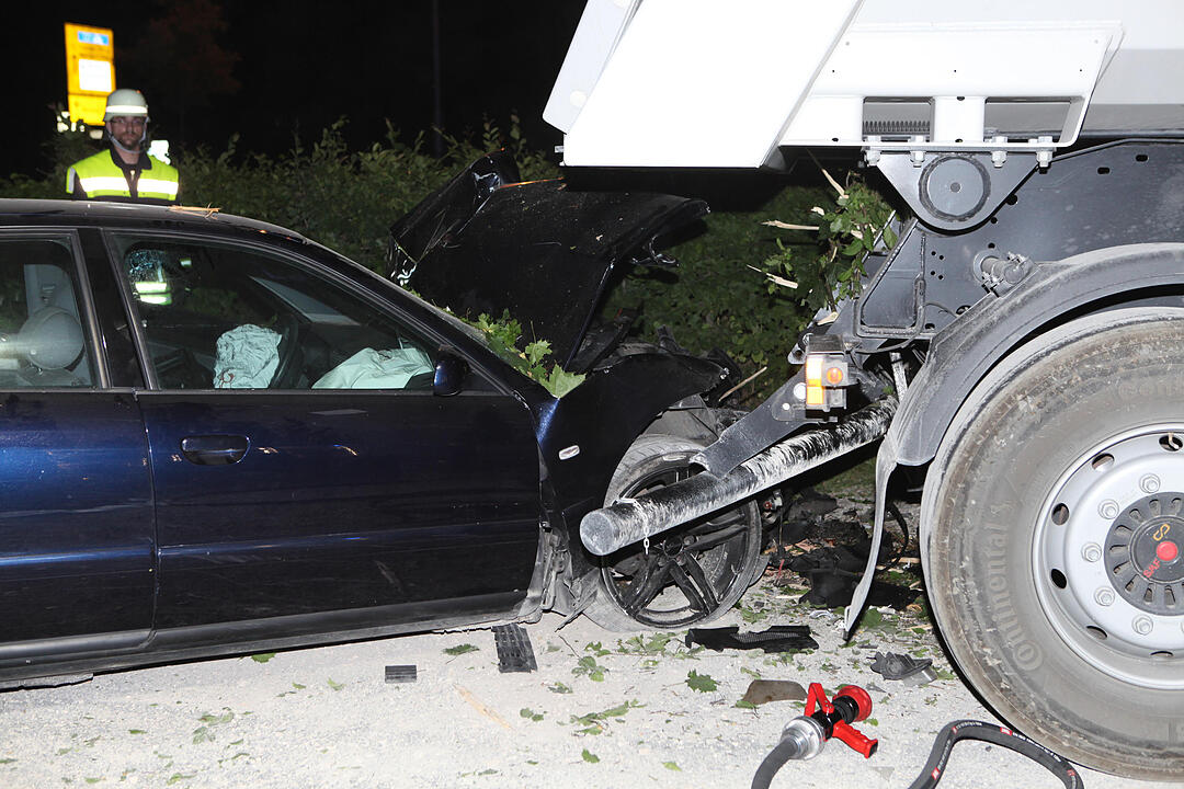 Baum gefällt und in Heck von Lastwagen gekracht - Junge Frau zu schnell im Stadtgebiet unterwegs – Autofahrerin erleidet schwere Verletzungen – Freunde müssen Aufprall aus weiterem Fahrzeug mit ansehen