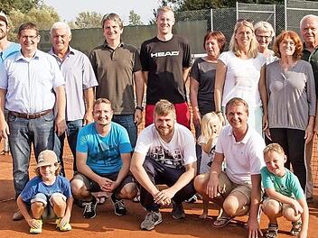 Durch die Zusammenlegung der Einzel- und der Doppelmeisterschaft ergab sich bei der Vereinsmeisterschaft des TC Michelau ein stattliches Teilnehmerfeld. Vereinsmeister im Einzel wurden Sebastian Thiem (hockend, blaues Trikot), Marco Neumann (links außen). Auf dem Bild fehlt Hubert Gareis (Vereinsmeister Herren 50plus). Foto: Klaus Gagel