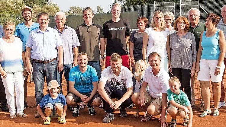 Durch die Zusammenlegung der Einzel- und der Doppelmeisterschaft ergab sich bei der Vereinsmeisterschaft des TC Michelau ein stattliches Teilnehmerfeld. Vereinsmeister im Einzel wurden Sebastian Thiem (hockend, blaues Trikot), Marco Neumann (links außen). Auf dem Bild fehlt Hubert Gareis (Vereinsmeister Herren 50plus). Foto: Klaus Gagel
