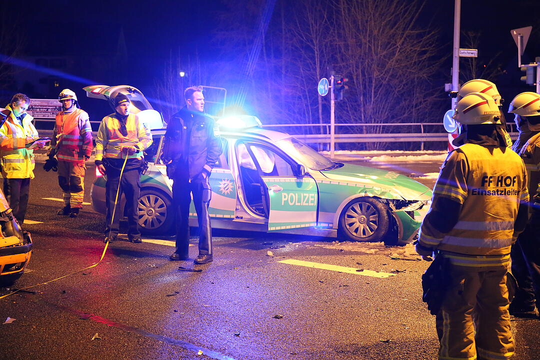 Frontalzusammenstoß mit einem Polizeiwagen in Hof