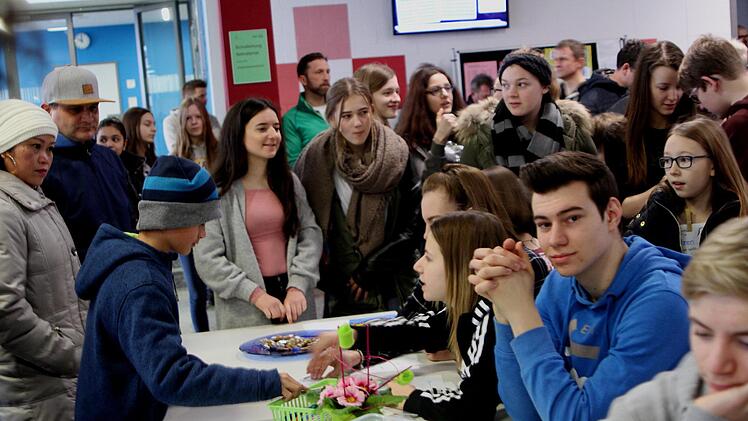 Großer Andrang herrschte bei der Veranstaltung, in der sich die Wallburg-Realschule interessierten Schülern und Eltern vorstellte.Günther Geiling