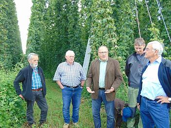 Informationstreffen bei den Lillinger Hopfenbauern Foto: Petra Malbrich