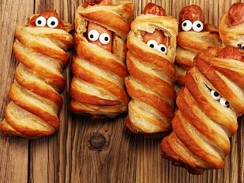 Zu Halloween: Wurst im Mumiengewand