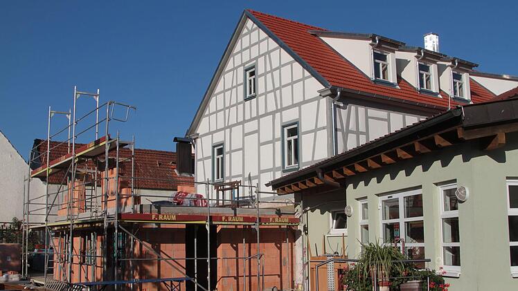 An der "Oberen Wirtschaft" in Neubrunn wird derzeit die Grillhütte angebaut. Günther Geiling