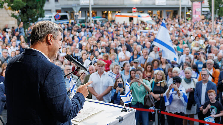 Nürnberg: Söder spricht auf großer Kundgebung mit über 2000 Menschen vor Ort - "Bayern steht fest an der Seite Israels"