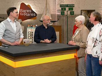 Horst Lichter erkannte die Vase sofort als "echte Kunst", was der "Bares f&uuml;r Rares"-Experte Colmar Schulte-Goltz mit einem begeisterten "Ja!" best&auml;tigte. Da ahnten Monika und ihre Nichte Christina aus Dorsten noch nicht, dass sie selbst gleich in aufgeregte Wallung versetzt werden w&uuml;rden.