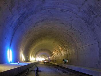 Die Beleuchtung des Tunnels für die Besucher mutete ein wenig mystisch an. Fotos: Klaus Oelzner
