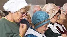 Eine Heimatspiel-Frauengruppe in der Stadtpfarrkirche