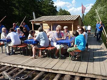 Den Floßfahrten in heimischen Gewässern droht das Aus. Das Bayerische Wasserrecht sowie Wasserrechtsrahmenrichtlinien der EU machen den Frankenwaldflößern zukünftig schwer zu schaffen. Foto: Gerd Fleischmann
