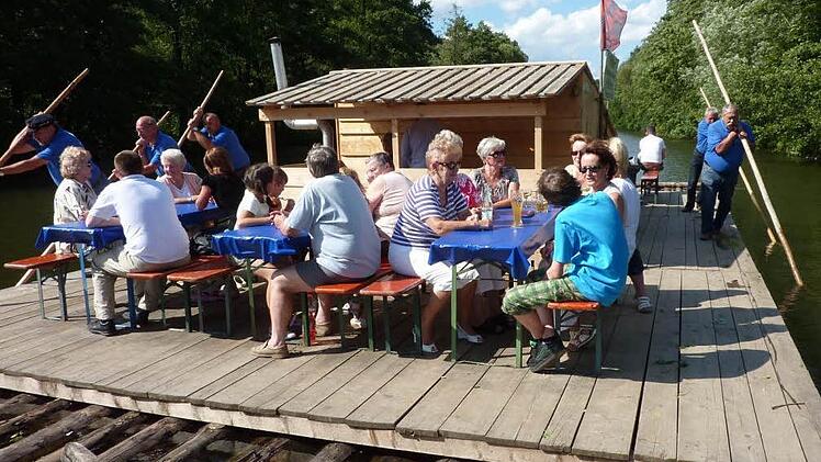 Den Floßfahrten in heimischen Gewässern droht das Aus. Das Bayerische Wasserrecht sowie Wasserrechtsrahmenrichtlinien der EU machen den Frankenwaldflößern zukünftig schwer zu schaffen. Foto: Gerd Fleischmann