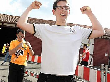 So freute sich der Sieger, Dominik Lux aus Rödental, über seinen Triumph beim Hauptlauf. Cenk Akcakoca (links) und Alexander Elm (hinten) mussten sich geschlagen geben.  Fotos: Stefan Lutter
