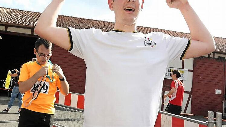 So freute sich der Sieger, Dominik Lux aus Rödental, über seinen Triumph beim Hauptlauf. Cenk Akcakoca (links) und Alexander Elm (hinten) mussten sich geschlagen geben.  Fotos: Stefan Lutter