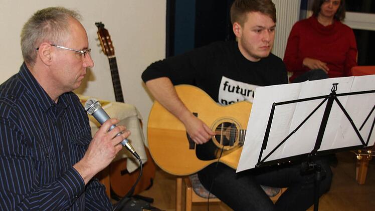 Daniel Genslein an der Gitarre sorgte für den musikalischen Rahmen, wobei er bei einem Beatles-Song auch von Vater Dieter als Sänger unterstützt wurde. Foto: Ralf Kestel