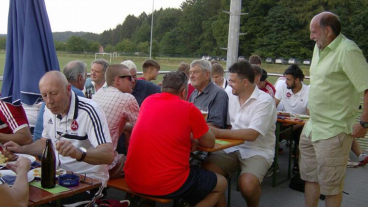 Viele Besucher waren zur Einweihung des neuen Sportheims gekommen. Foto: Petra Malbrich