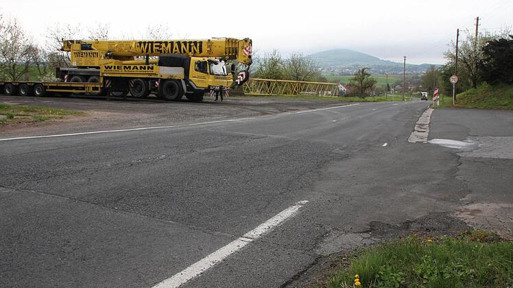Es gibt auch eine Straße über Unterleichtersbach und Schondra. Doch die Strecke ist auf 300 Metern schadhaft. Foto: Ulrike Müller