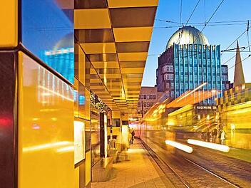 Weltweit einzigartig ist die Reihe origineller "Busstops" in Hannover, geschaffen von internationalen Designern. Foto: djd/Hannover Marketing und Tourismus