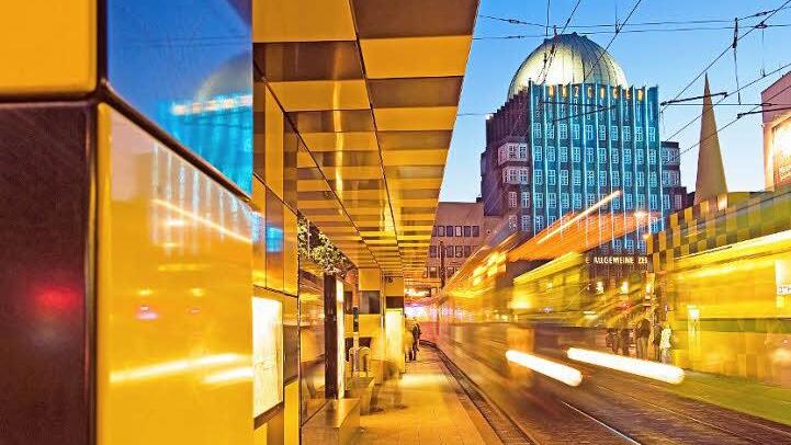 Weltweit einzigartig ist die Reihe origineller "Busstops" in Hannover, geschaffen von internationalen Designern. Foto: djd/Hannover Marketing und Tourismus