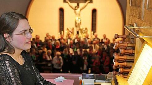Susanne Heid an der Orgel lieh den Gesangverein ebenfalls ihre "Stimme". Foto: Franz Galster