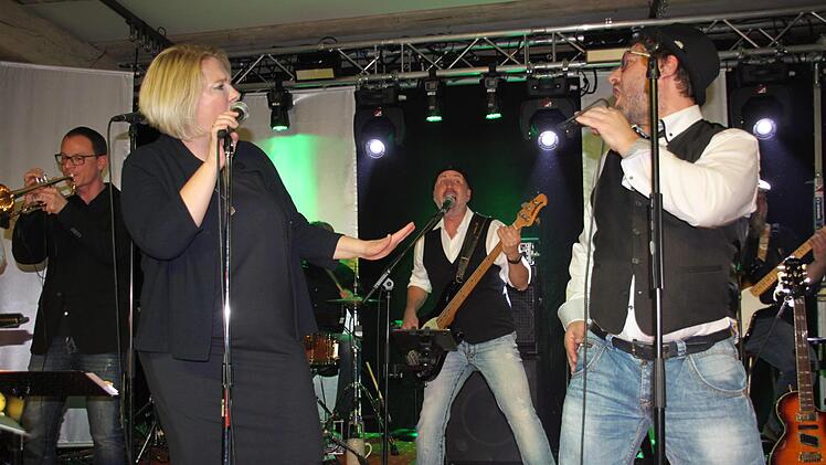 Die Gruppe "Y-Not" mit (von links) Trompeter Timo Glätzer, Sängerin Silke Fritz, Bassist Dirk Pfadenhauer und Sänger Stefan Hetz feierte vor 300 begeisterten Fans im Lichtenfelser Stadtschloss ihr 20-jähriges Bestehen. Foto: Stephan Stöckel.