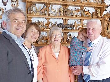 Ludwig Nagel und Gabi Klaußner (von links) gratulierten Alma und Georg Vogel, der seine Urenkelin Mira auf dem Arm hält.  Foto: P. Lindner