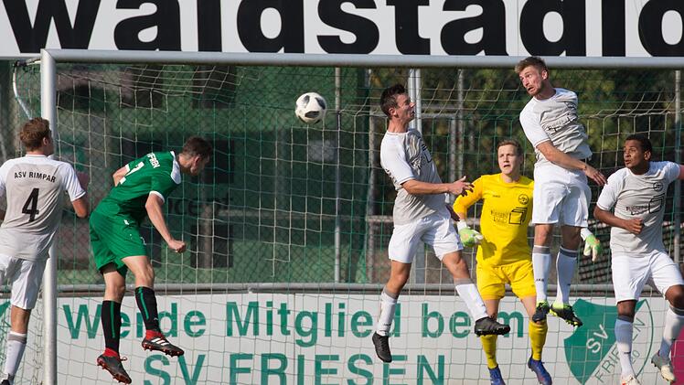 W&auml;hrend die Rimparer Abwehrspieler nicht an den hohen Ball kommen, lauert Friesens Michael S&ouml;llner (gr&uuml;nes Trikot) auf den Ball und versenkt ihn per Kopf im kurzen Eck zum 1:1-Ausgleich.  Fotos: Heinrich Wei&szlig;