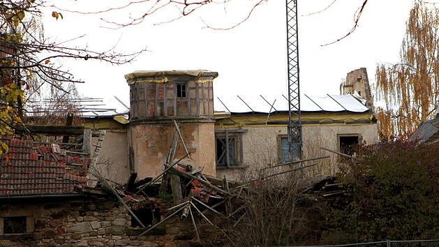Ein trauriger Anblick: Das Dach der Stallungen (im Vordergrund) ist schon eingebrochen und das abgebrannte Hauptgeb&auml;ude des Schlosses ist mit einer Dachhaut abgedeckt.G&uuml;nther Geiling