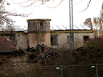 Ein trauriger Anblick: Das Dach der Stallungen (im Vordergrund) ist schon eingebrochen und das abgebrannte Hauptgebäude des Schlosses ist mit einer Dachhaut abgedeckt.Günther Geiling