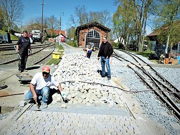 Die Gleisanlage für den Kleinbahnbetrieb wurde mit Kosten von annähernd 100 000 Euro komplett neu aufgebaut. Rechts im Bild Bauleiter Matthias Ott vom Büro A + I in Neudrossenfeld Foto: Werner Reißaus