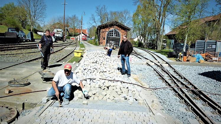Die Gleisanlage für den Kleinbahnbetrieb wurde mit Kosten von annähernd 100 000 Euro komplett neu aufgebaut. Rechts im Bild Bauleiter Matthias Ott vom Büro A + I in Neudrossenfeld Foto: Werner Reißaus
