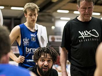 Valentino Lott (kniend) wird künftig als Head Coach die Vestestädter trainieren. Der bisherige Trainer Ulf Schabacker (rechts) wird Sportlicher Leiter.Martin Vogel