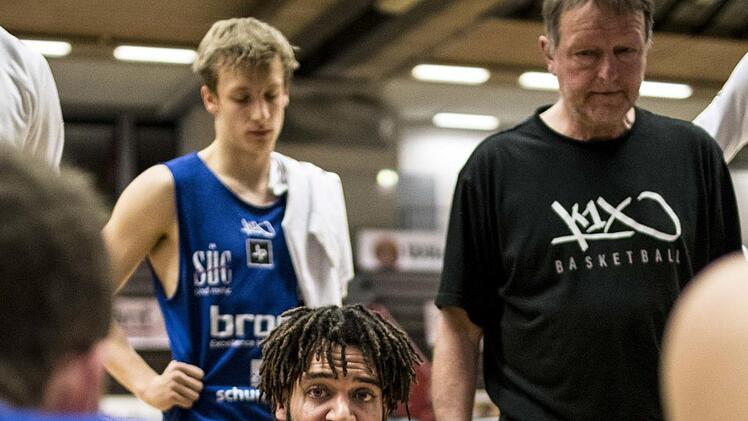 Valentino Lott (kniend) wird künftig als Head Coach die Vestestädter trainieren. Der bisherige Trainer Ulf Schabacker (rechts) wird Sportlicher Leiter.Martin Vogel