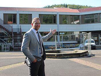 Bis zu den Herbstferien dauert die Generalsanierung der Mittelschule Bad Brückenau. Der neue Schulleiter Michael  Heyne freut sich auf den Umzug. Foto: Julia Raab