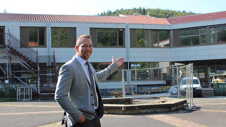 Bis zu den Herbstferien dauert die Generalsanierung der Mittelschule Bad Brückenau. Der neue Schulleiter Michael  Heyne freut sich auf den Umzug. Foto: Julia Raab