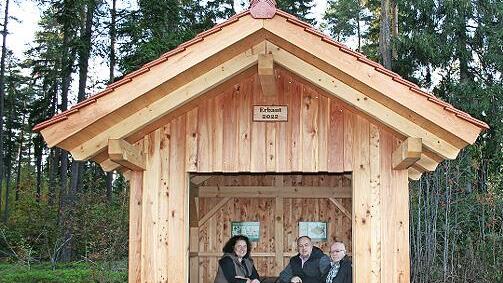 Die Wetterschutzh&uuml;tte an der Extratour bei Waldfenster ist er&ouml;ffnet. Unser Bild zeigt (von links) Allianzmanagerin Stephanie Kunder, B&uuml;rgermeister Daniel Wehner und Heinrich Schlereth vom Fremdenverkehrsverein.Gabriele Sell