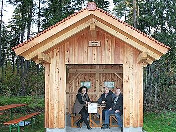Die Wetterschutzhütte an der Extratour bei Waldfenster ist eröffnet. Unser Bild zeigt (von links) Allianzmanagerin Stephanie Kunder, Bürgermeister Daniel Wehner und Heinrich Schlereth vom Fremdenverkehrsverein.Gabriele Sell