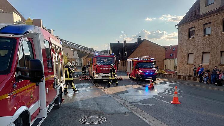 Zapfendorf: Sieben Feuerwehren rücken zu "Tanzsaal Hofmann" an - "etliche Personen" vermisst