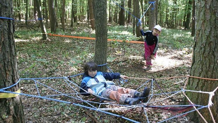Aus Seilen wurde ein Netz zwischen drei Bäume gewebt, in dem Lea ihre Pause genießt. Foto: sw
