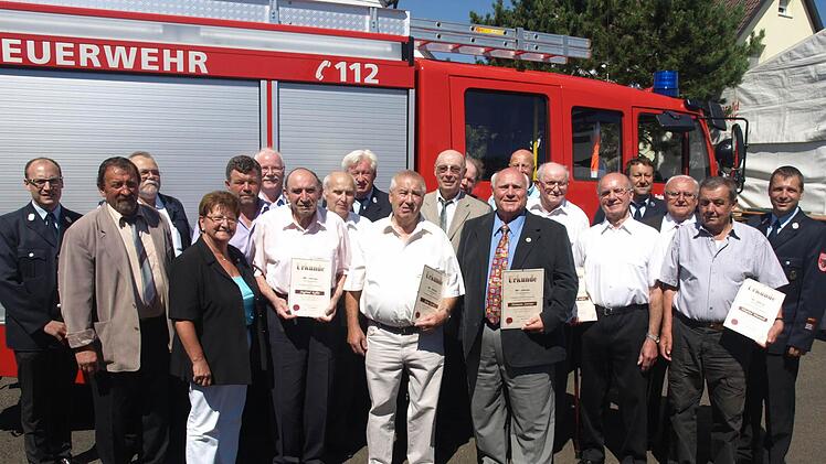 Für ihre Treue über 40, 50, 60 und sogar 70 Jahre zeichnete die Feuerwehr Ebenhausen viele Mitglieder aus.