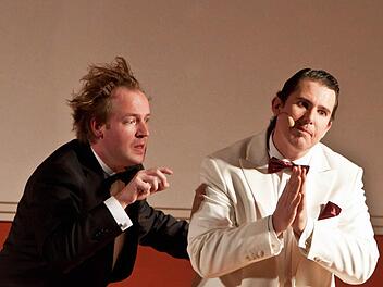 Bestens aufeinander eingespielt: André Streckenbach (rechts) und Alexander Köhler präsentierten die Premiere ihr neues Programms "Hüften aus Gold" im Coburger "Haus Contakt". Foto: Jochen Berger